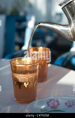 Verser dans un verre de boisson Banque D'Images