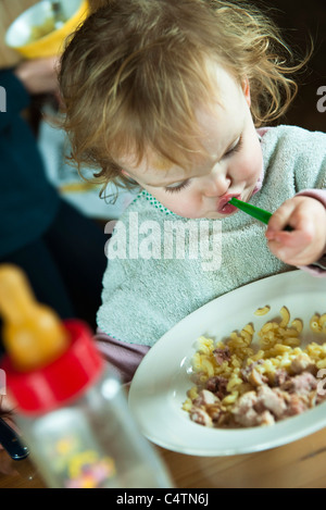 Bébé fille elle-même d'alimentation Banque D'Images