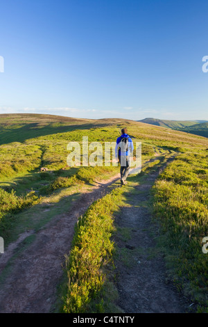 Homme de race blanche Walker (32 ans) sur Hatterrall Ridge, une partie de l'Offa's Dyke Path. Brecon Beacons. Powys. Le Pays de Galles. UK. Banque D'Images