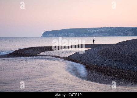 À la tombée de la pêche sur la plage de Seaton. Devon. L'Angleterre. UK. Banque D'Images