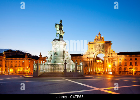 L'Europe, Portugal, Lisbonne, Statue du Roi Jose je par Joaquim Machado de Castro sur Praca do Comercio Banque D'Images