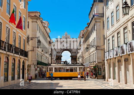 L'Europe, Portugal, Lisbonne, la Rua Augusta menant à l'Arc de Triomphe à Praca do Comercio Banque D'Images