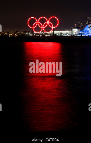 Anneaux olympiques refelcted rougeoyants rouges dans le port pendant les Jeux Olympiques d'hiver de 2010, Vancouver, Canada Banque D'Images