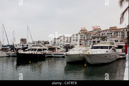 Le port de Puerto Banus, Marbella, Espagne sur une journée légèrement nuageux Banque D'Images