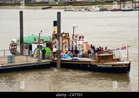 ROCHESTER, KENT, Royaume-Uni - 05 JUIN 2011 : le château de Kingswear de Paddle Steamer avec des personnes en costume victorien sur la rivière Medway pendant le festival Dickins Banque D'Images