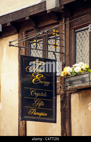 ROCHESTER, KENT, Royaume-Uni - 05 JUIN 2011 : affiche suspendue pour la boutique de cadeaux dans le centre-ville Banque D'Images