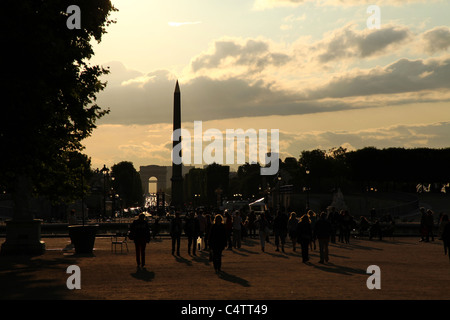 L'Obélisque de la Place de la Concorde et à la recherche jusqu'aux Champs Elysées de l'Arc de Triomphe Banque D'Images