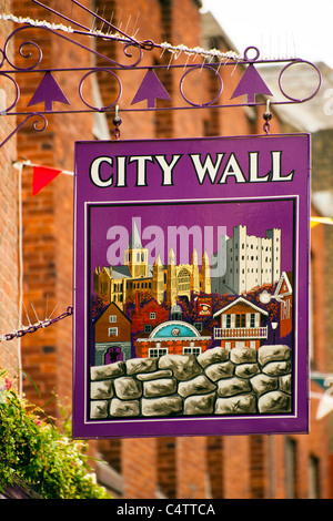 ROCHESTER, KENT, Royaume-Uni - 05 JUIN 2011 : panneau suspendu pour le City Wall Bar Banque D'Images