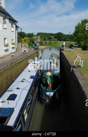 La première de 2 sortie narrowboats Grove serrure sur le Grand Union Canal, Grove, Bedfordshire, Angleterre. Banque D'Images