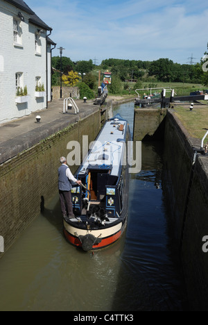 Un grand classique anglais traditionnel sortie Grove serrure sur le Grand Union Canal, Grove, Bedfordshire, Angleterre. Banque D'Images