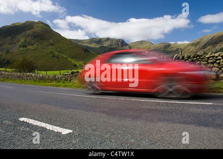 Excès de voiture rouge, la route A592, Lake District National Park, Royaume-Uni Banque D'Images