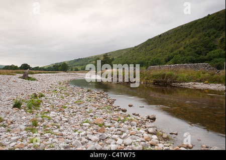 Skirfare dans une vallée à flancs escarpés (basse eau peu profonde, sécheresse, galets calcaires secs, lit de rivière exposé) - Littondale, Yorkshire Dales, Angleterre, Royaume-Uni. Banque D'Images