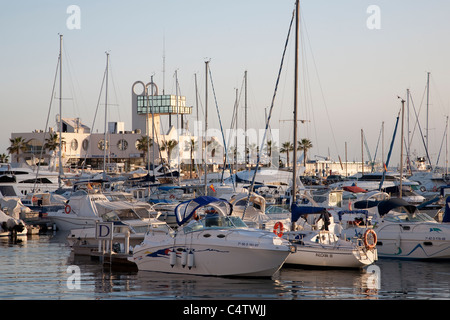 Bateaux et yachts dans le port d'Alicante, Espagne Banque D'Images