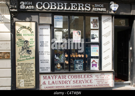 White Horse London Street old fashioned Mayfair Cobblers & Service de blanchisserie Service de luxe haut de gamme traditionnels clés réparations cut zips équipés Banque D'Images