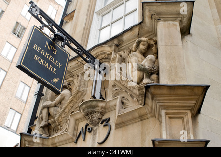 Mayfair à Londres architecture Victorienne ornée de chérubins ange anges chérubin portail No 3 de Berkeley Square hanging sign Black & Gold bird Banque D'Images