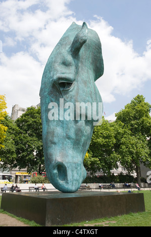 Mayfair à Londres Hyde Park Marble Arch contemporain moderne statue géante du cheval ou tête de cheval par Nic Fiddian-Green Banque D'Images