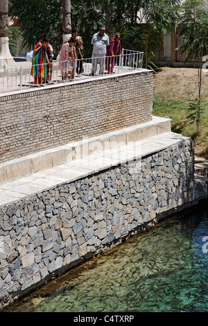 Ouzbékistan - Nurata - fontaine la natation dans la piscine au printemps Chashma Banque D'Images