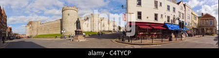 Panorama de Thames Street, le château de Windsor et de la rue High Street, Windsor, Berkshire, England, UK Banque D'Images