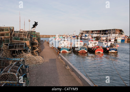 Port de Bridlington (bateaux de pêche éclairés au soleil amarrés, jetée, quai à poissons, marmites de homard empilées, mer calme, ) - ville pittoresque de la côte du Yorkshire du Nord, Angleterre Royaume-Uni Banque D'Images