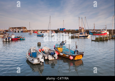 Port de Bridlington au coucher du soleil (bateaux de pêche et bateaux de plaisance amarrés, jetée, quai à poissons, mer calme) - ville pittoresque de la côte du Yorkshire du Nord, Angleterre, Royaume-Uni. Banque D'Images