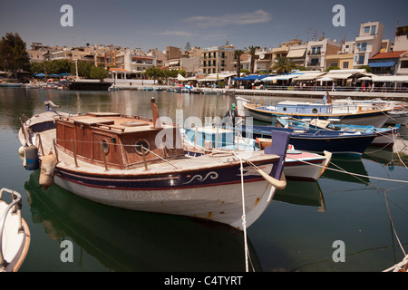 Bateaux de pêche dans le lac Voulismeni, Agios Nikolaos, Crète, Grèce Banque D'Images