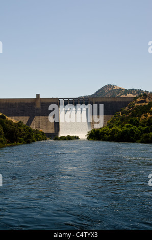Pine Flat barrage sur la Rivière des Rois, à l'étape d'inondation à partir de la fonte des neiges, juin 2011, le centre de la Californie Banque D'Images