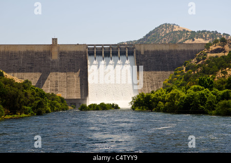 Pine Flat barrage sur la Rivière des Rois, à l'étape d'inondation à partir de la fonte des neiges, juin 2011, le centre de la Californie Banque D'Images