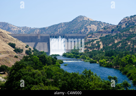 Pine Flat barrage sur la Rivière des Rois, à l'étape d'inondation à partir de la fonte des neiges, juin 2011, le centre de la Californie Banque D'Images