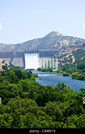 Pine Flat barrage sur la Rivière des Rois, à l'étape d'inondation à partir de la fonte des neiges, juin 2011, le centre de la Californie Banque D'Images