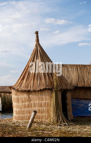 Une hutte faite de roseaux sur la torta ou îles flottantes des Uros sur le lac Titicaca dans les Andes péruviennes Banque D'Images