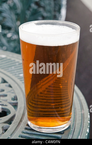 Pinte de bière sur le jardin, table de mesure courte Real Ale Banque D'Images