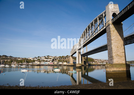 Royal Albert Bridge, rivière Tamar contre Saltash Saltash, Riverside, Plymouth, Passage entre Cornwall et du Devon, England, UK Banque D'Images