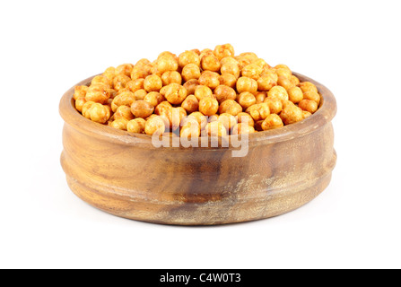 Channa - pois chiches épicés frits dans un bol en bois isolé sur un fond blanc. Banque D'Images