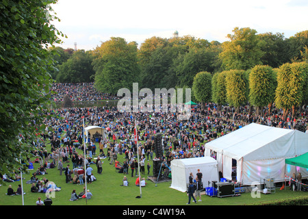 Midsummer Festival danois traditionnel (Sankt Hans aften) avec des feux dans le parc Frederiksberg, Danemark Banque D'Images