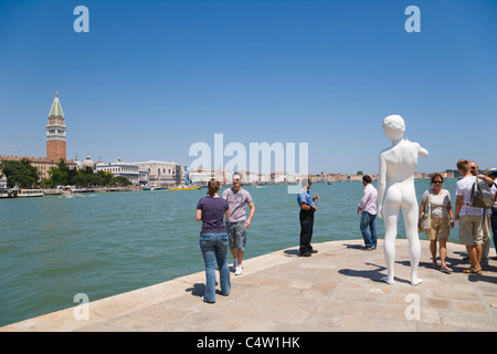 Punta della Dogana avec Charles Ray sculpture du garçon avec Frog contre Vue de Venise avec Giardini ex Reali, Venise, Italie Banque D'Images