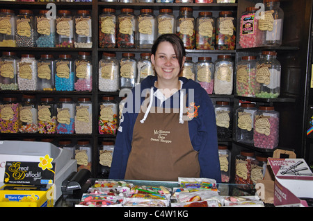 Jeune femme dans un magasin de confiserie, Nantwich, Cheshire, Angleterre, Royaume-Uni Banque D'Images