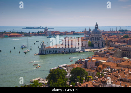 Voir à Punta della Dogana avec l'église de Santa Maria della Salute du Campanile de San Marco, Venise, Italie Banque D'Images