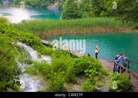 Les touristes sur le chemin à Plitvicka Jezera, le parc national des Lacs de Plitvice, Croatie, Lika-Senj Banque D'Images