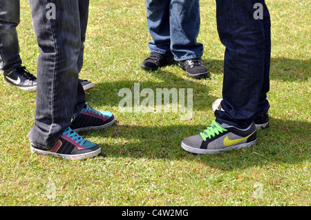 Les mâles adolescents en jeans et des chaussures Banque D'Images