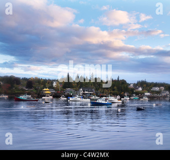 Bateaux au repos sur soirée d'automne dans la région de Bernard Maine, l'Acadia National Park, États-Unis Banque D'Images