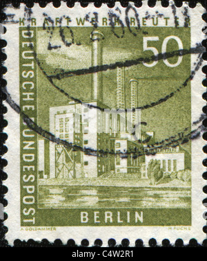 BERLIN - VERS 1956 : timbre imprimé par la poste fédérale allemande de Berlin présente Kraftwerk Reuter, série Photos de Berlin Banque D'Images