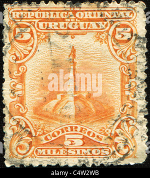 URUGUAY - circa 1900 : timbre imprimé en Ururguay montre le général José Gervasio Artigas monument, vers 1900 Banque D'Images