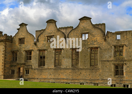 Château de Bolsover, Derbyshire. Fabricants de pignons de la Grande Salle de la terrasse sur une plage de l'après-midi orageux. Banque D'Images