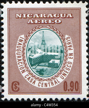 NICARAGUA - circa 1958 : timbre imprimé en Nicaragua montre inauguration du siège de l'UNESCO à Paris, vers 1958 Banque D'Images