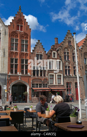 Pignons de l'épaulement des maisons de brique à la place de Jan Van Eyck, Bruges, Belgique Banque D'Images