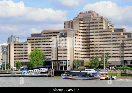 Thames Clipper tourisme transport transport public de paquebot à St Katharines Pier & Guoman Hotel sur Tamise extérieure de Londres Tower Hamlets UK Banque D'Images