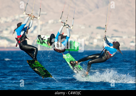 Une vue d'image séquentielle 3 montrant le mouvement d'un kite surfer dans l'air à la station d'Eilat en Israël. Banque D'Images