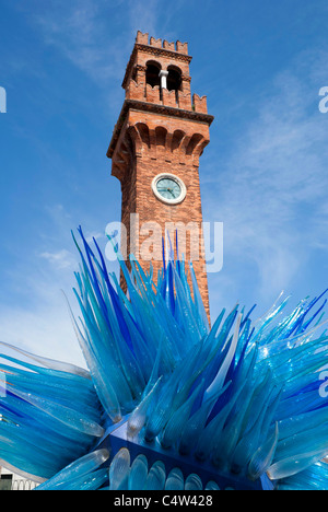 Tour de l'horloge de Santa Maria e Donato et verre de Murano, sculpture, sur une île vénitienne Banque D'Images