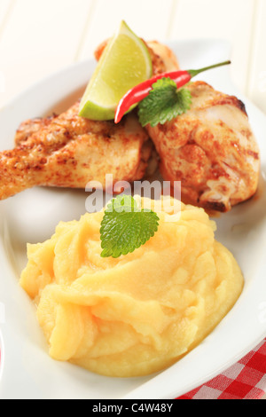 Pilons de poulet servi avec purée de pommes de terre Banque D'Images
