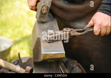 Blacksmith hammering fer chaud sur l'enclume - close up Banque D'Images